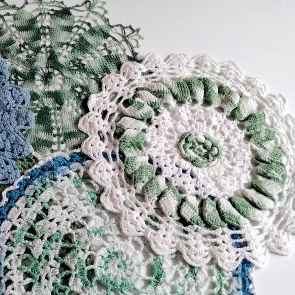 Green Blue and White Set of 5 Doilies from Mid Century - Hand Crocheted - Picture 3 of 4